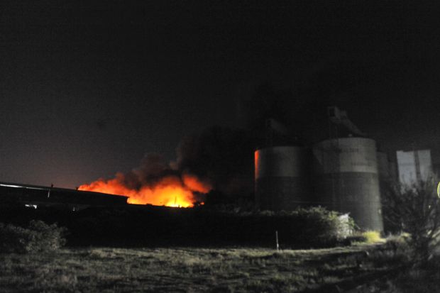 СТРАВИЧАН ПОЖАР У ИМЛЕКУ: 64 ватрогасаца са 23 возила гасе пожар, евакуисани сви запослени (ФОТО)